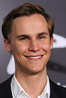 How tall is Rhys Wakefield?